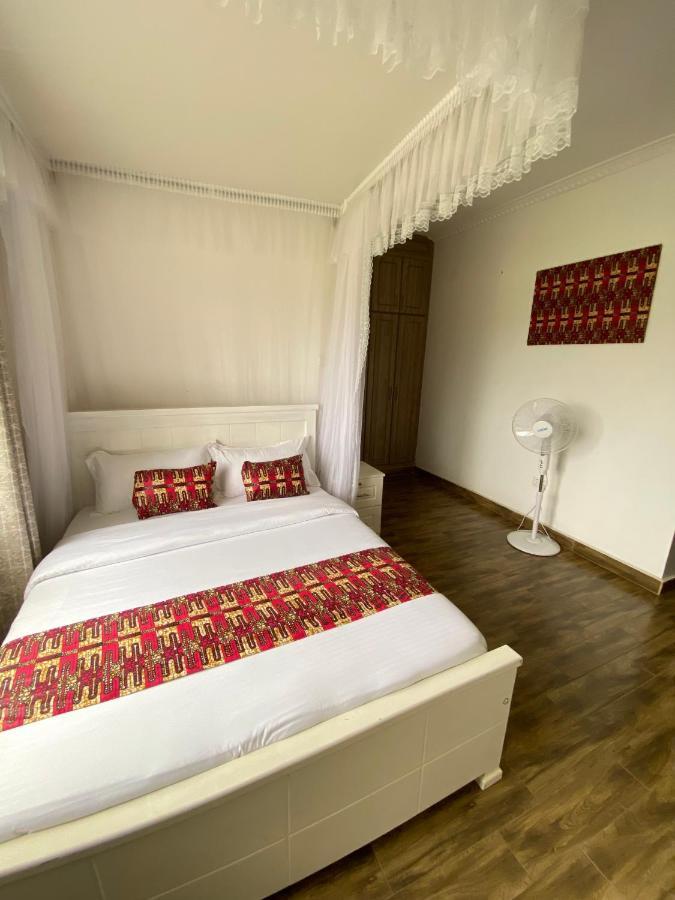 Nimaro Courts Hotel Entebbe Exterior photo
