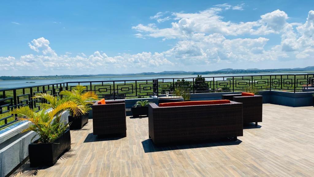 Nimaro Courts Hotel Entebbe Exterior photo