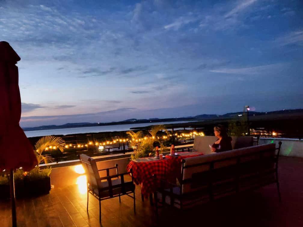 Nimaro Courts Hotel Entebbe Exterior photo