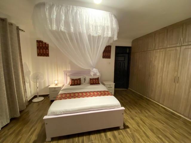 Nimaro Courts Hotel Entebbe Exterior photo