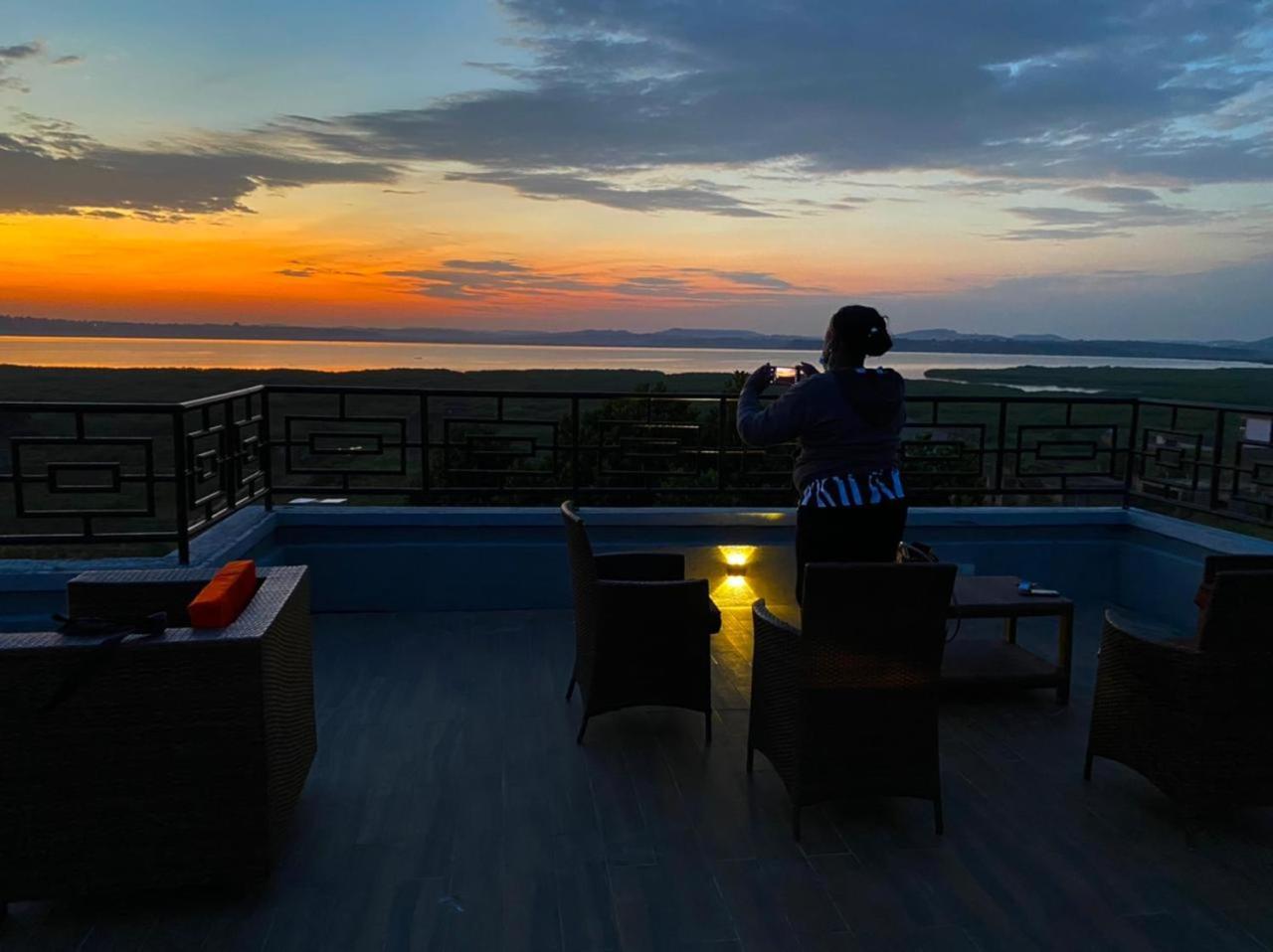 Nimaro Courts Hotel Entebbe Exterior photo