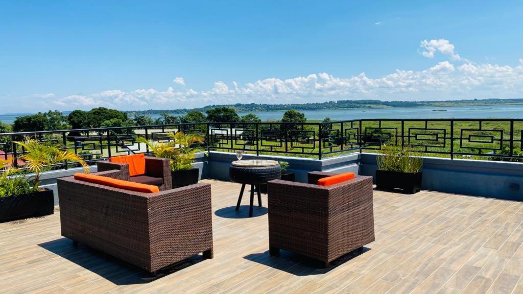 Nimaro Courts Hotel Entebbe Exterior photo